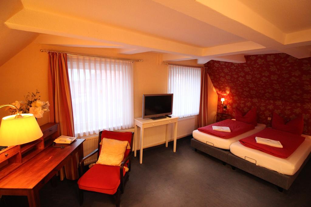היטזאקר Hotel Garni Zur Linde מראה חיצוני תמונה