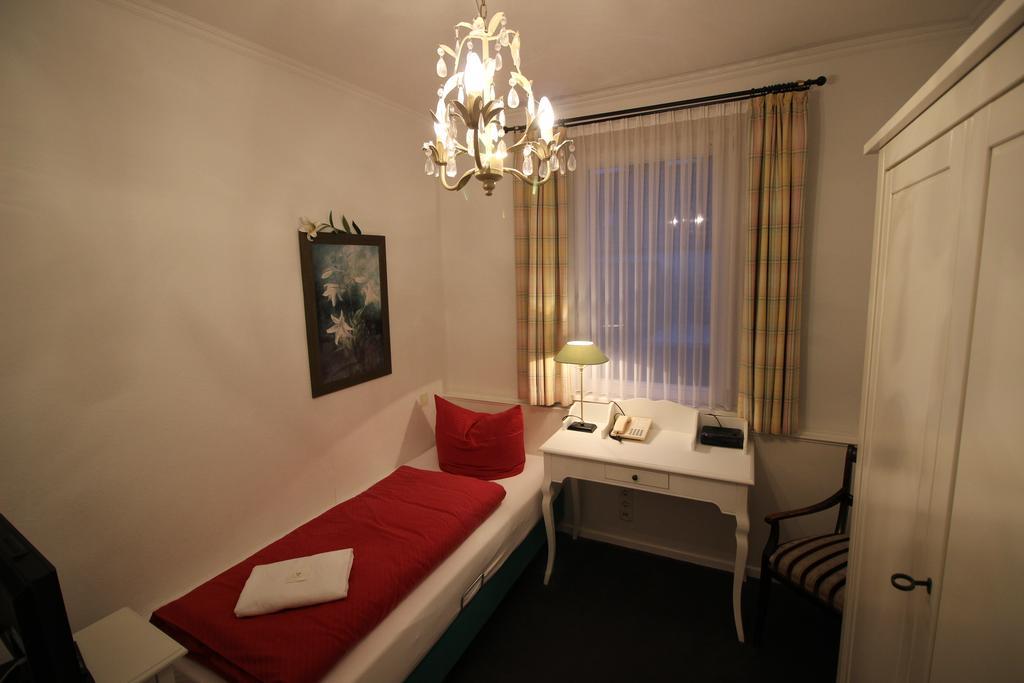 היטזאקר Hotel Garni Zur Linde מראה חיצוני תמונה