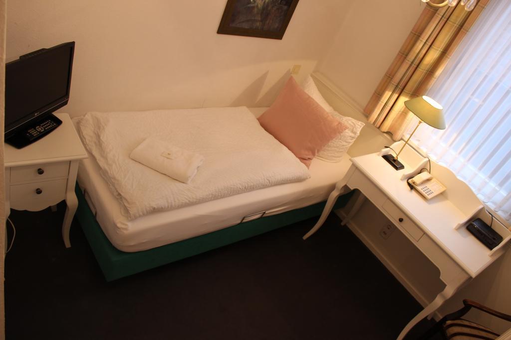 היטזאקר Hotel Garni Zur Linde מראה חיצוני תמונה